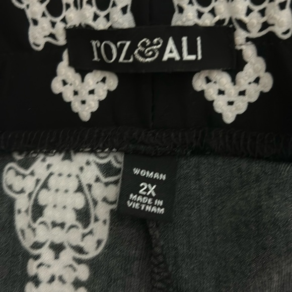 Long patterned pants, wide legged - Picture 3 of 3